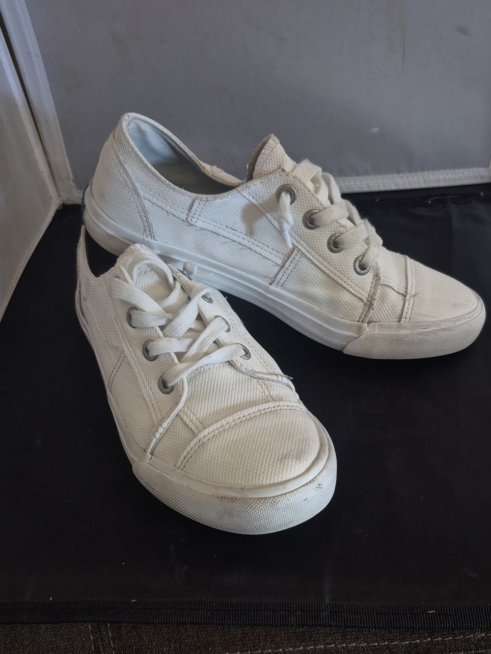 Women's BLOWFISH White Low-Top Canvas Sneakers 8.5